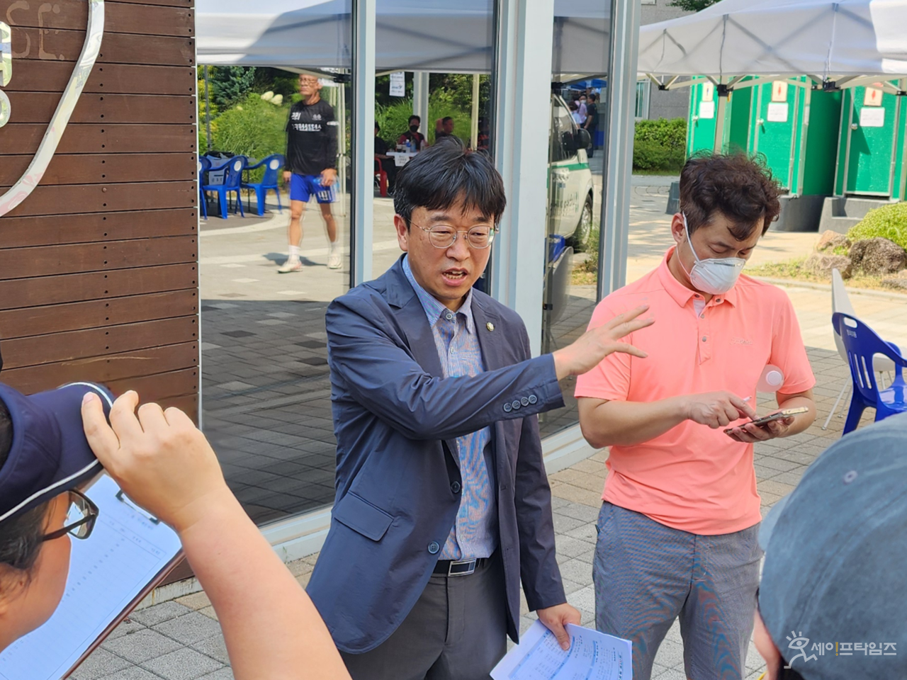 ▲ 더불어민주당 이용우 의원(가운데)이 청라 전기차 화재 사고 피해 아파트에서 주민들에게 임시숙소 마련에 대해 설명하고 있다. ⓒ 의원실