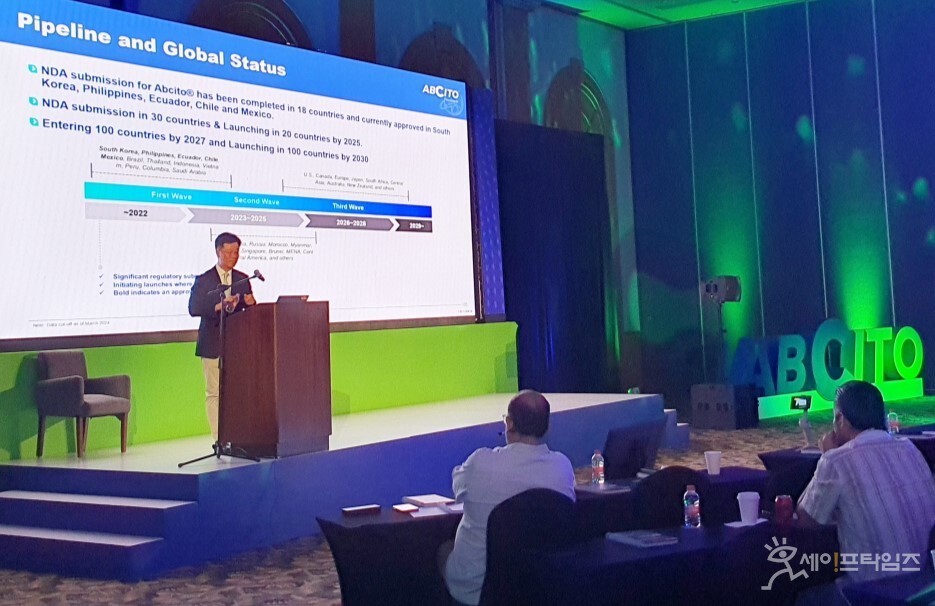 ▲ 김도훈 서울아산병원 소화기내과 교수가 멕시코 펙수클루 심포지엄에서 위식도역류질환 치료 최신기술을 소개하고 있다. ⓒ 대웅제약