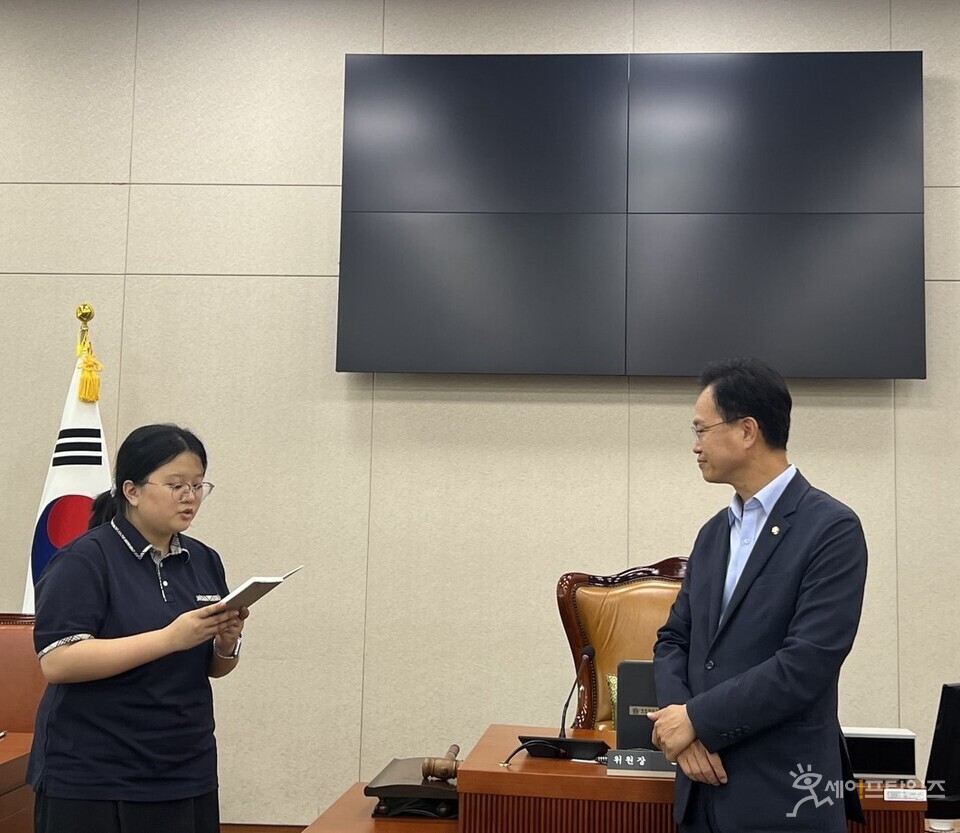 ▲ 청원고 신은지(2학년) 학생이 더불어민주당 송재봉 의원에 질의하고 있다. ⓒ 나승엽 기자