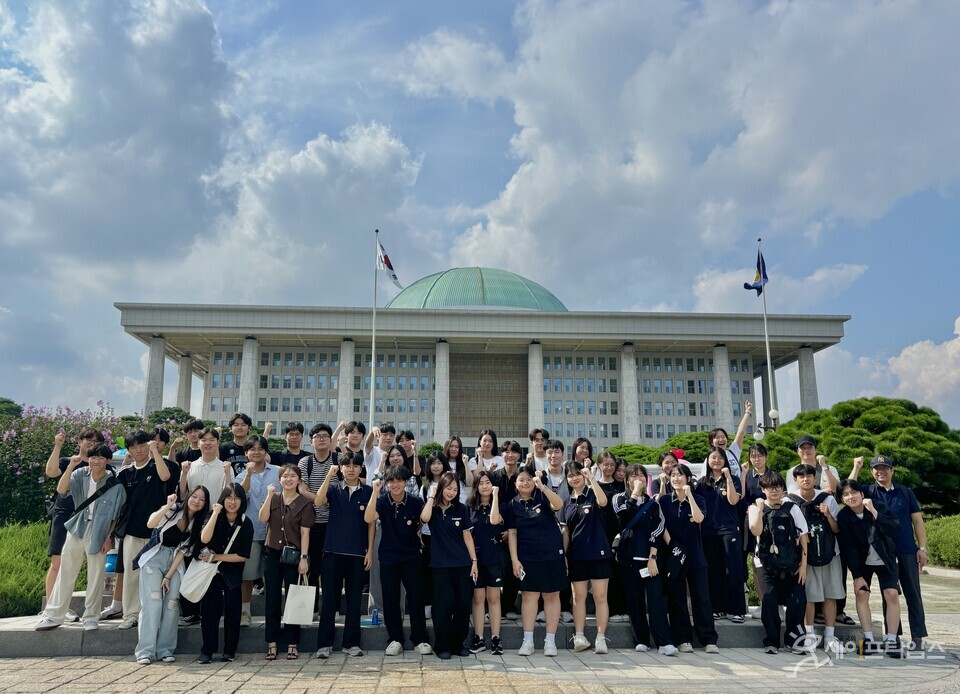 ▲ 실천중심참정권 교육에 참여한 충북 청소년 40명이 국회 본회의장 앞에서 단체사진을 촬영하고 있다. ⓒ 나승엽 기자