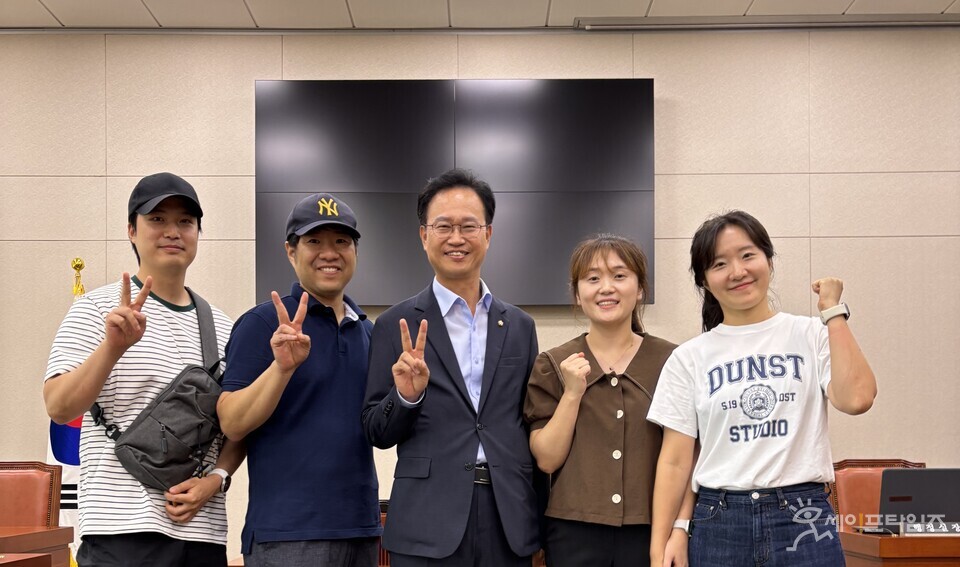 ▲ 충북 민주시민교육연구회 소속 (왼쪽부터 양청고 교사 엄석현, 청석고 교사 조경천, 청원고 교사 김지수, 충북사대부고 교사 이보미) 교사와 더불어민주당 송재봉 의원이 기념 사진을 촬영하고 있다. ⓒ 나승엽 기자