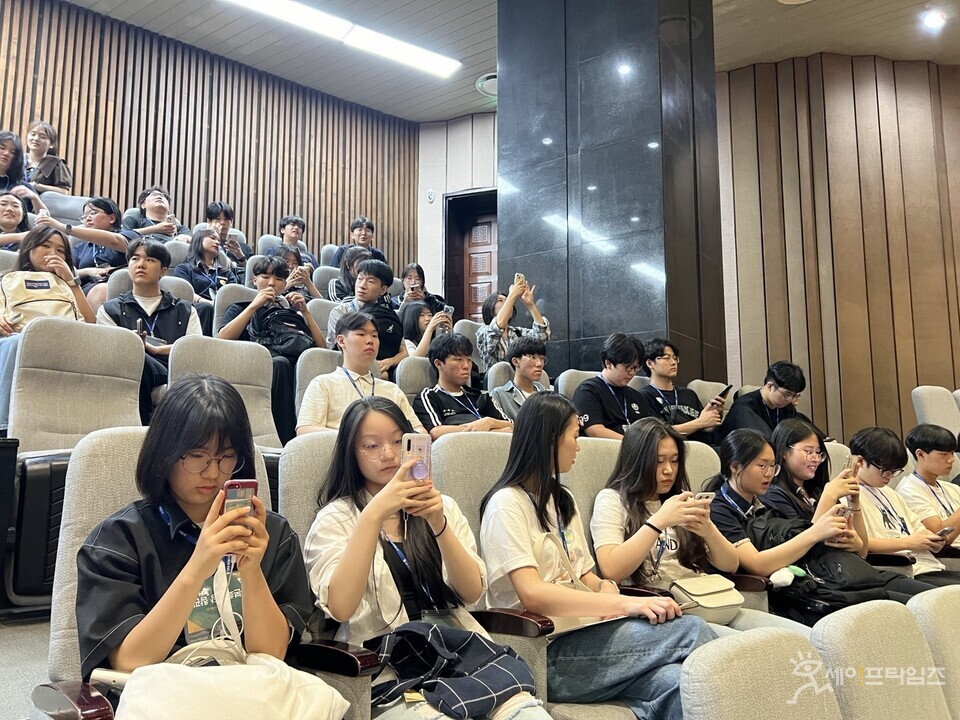 ▲ 충북 청소년 40명이 본회의장 견학을 하고 있는 모습이다. ⓒ 나승엽 기자