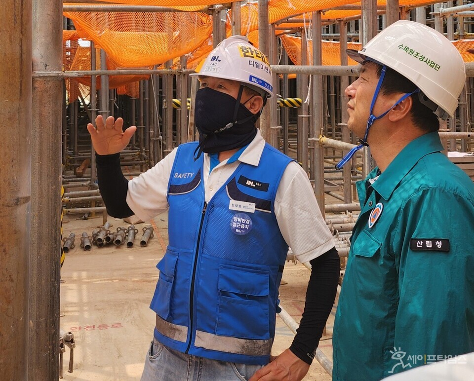 ▲ 국립새만금수목원에서 폭염대비 현장점검을 하고 있다. ⓒ 산림청