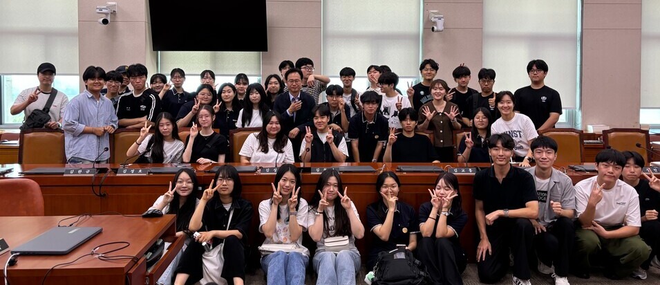 ▲ 더불어민주당 송재봉 의원과 충청북도 청소년이 단체사진을 촬영하고 있다. ⓒ 나승엽 기자