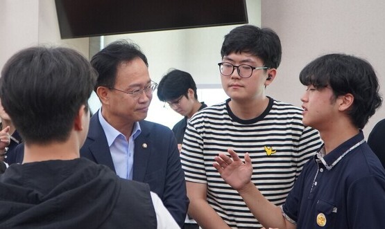 ▲ 송재봉 의원이 질의응답이 끝난 이후 학생들의 추가 질문에 답변하고 있다. ⓒ 나승엽 기자