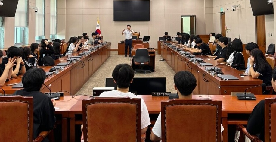 ▲ 상임위원회에 앉아 질의응답을 준비 중인 충북 청소년들의 모습이다. ⓒ 나승엽 기자