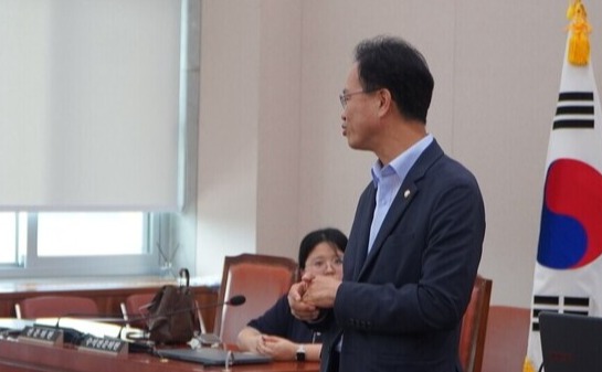 ▲ 학생들의 질의 응답에 답변하고 있는 송재봉 의원의 모습. ⓒ 나승엽 기자