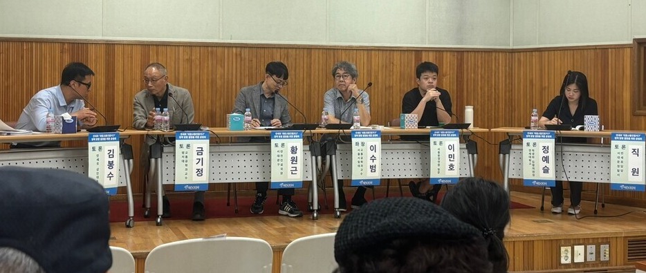 ▲ 연세로 대중교통전용지구에 대한 토론을 진행하기 전 토론자들이 토론을 준비하고 있다. ⓒ 나승엽 기자