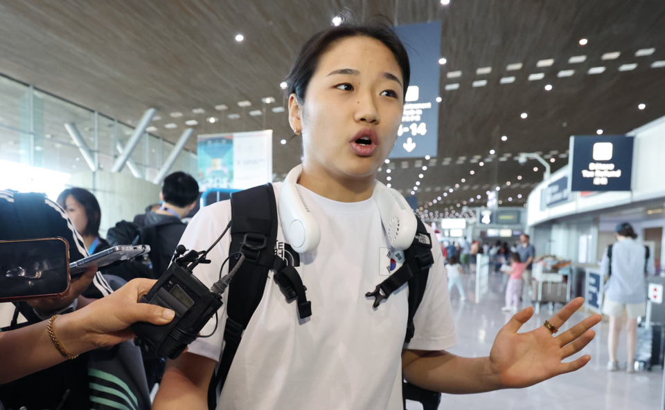 ▲ 안세영 배드민턴 국가대표가 프랑스 샤를 드골 공항에서 대한배드민턴협회와의 갈등에 대해 답변하고 있다. ⓒ 연합뉴스