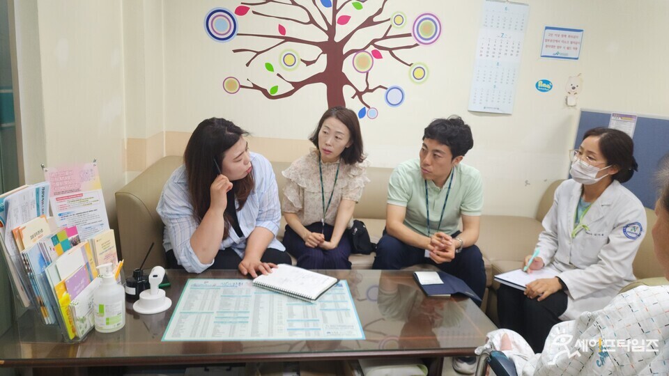 ▲ 진천읍 행정복지센터가 복지 지원 DB 구축 관련회의를 하고 있다. ⓒ 진천읍