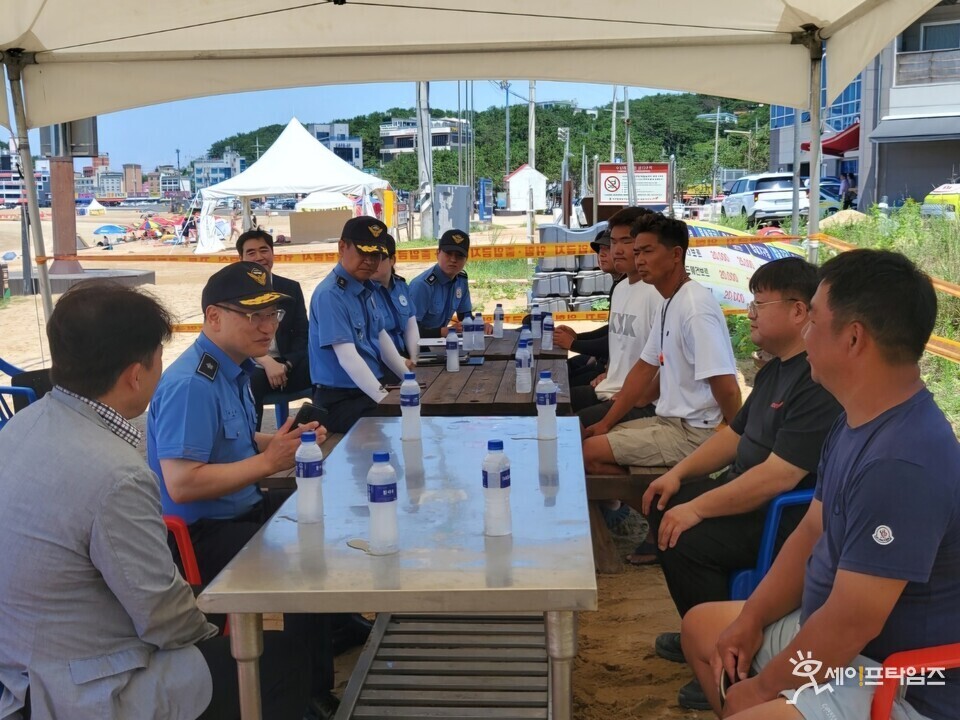 ▲ 7일 박재화 해양경찰청 구조안전국장(오른쪽 두번째)이 인천 영종도 수상레저 사업장을 찾아 사업자들과 안전한 수상레저 문화 조성을 위해 의견을 나누고 있다. ⓒ 해경