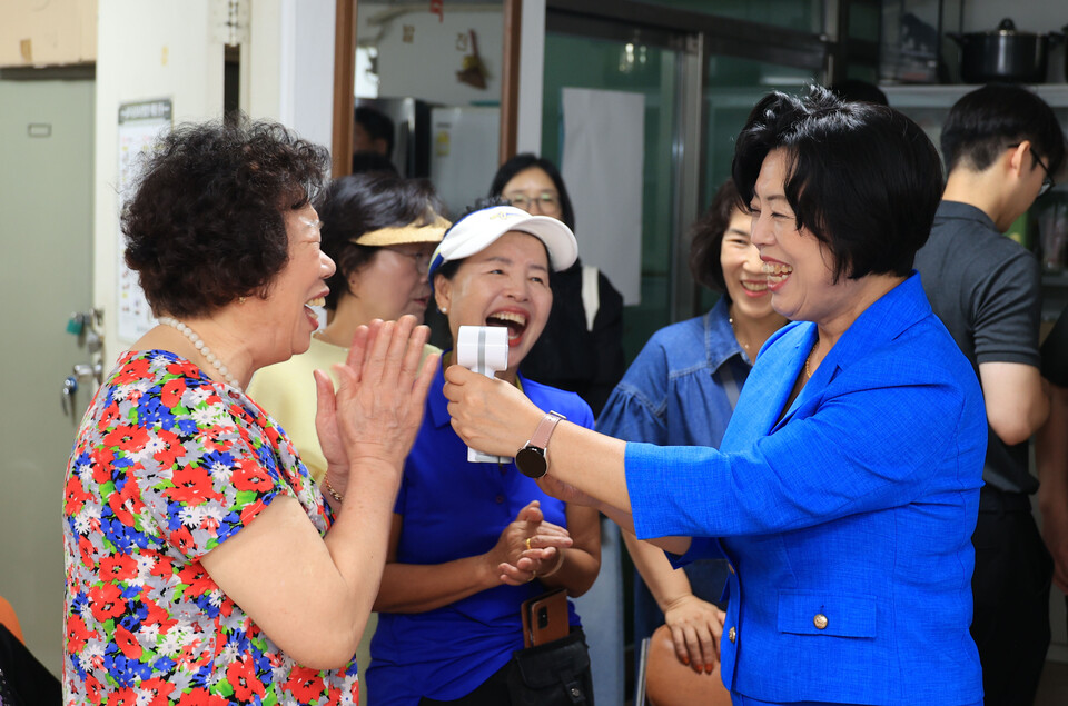 ▲ 신계용 경기 과천시장이 7일 무더위쉼터인 5단지 경로당에서 냉방기 운영 현황을 점검하고 어르신들과 대화하고 있다. ⓒ 과천시