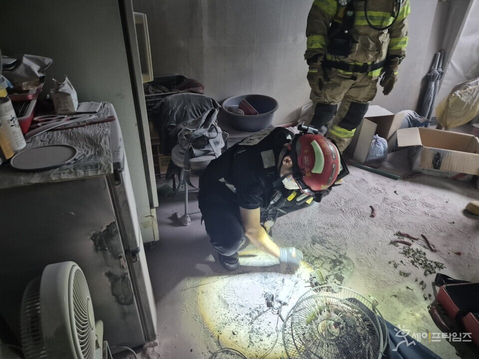 ▲ 동대문소방서(서장 강동만)는 7일 오후 6시에 동대문구 제기동의 청량리 종합시장 내 협동상가 1층 점포 영업주 이상렬씨는 건물 3층 창고 내부 선풍기 과열 화재로 추정되는 불이난 사실을 인지 후 점포 내 소화기 2개를 가지고 가서 화재를 진화했다 고 밝혔다. ⓒ 동대문소방서