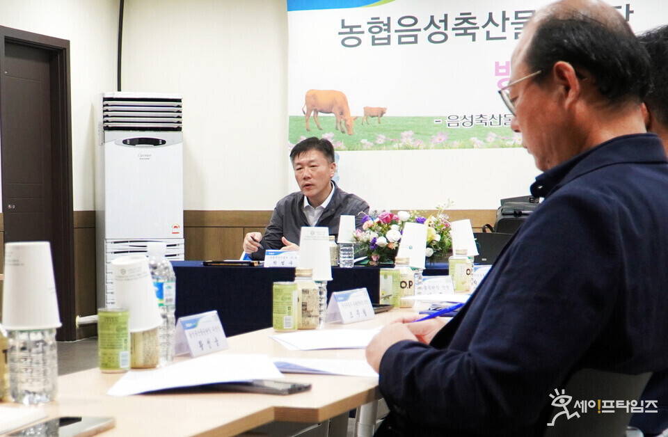 ▲ 박범수 농림축산식품부 차관이 충북 음성 축산물공판장에서 관계자들과 축산물 가격과 수급 안정방안에 대해 논의하고 있다. ⓒ 농식품부