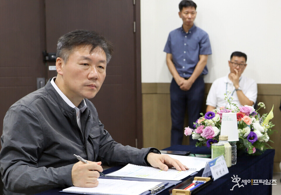 ▲ 박범수 농림축산식품부 차관이 충북 음성 축산물공판장에서 관계자들과 축산물 가격과 수급 안정방안에 대해 논의하고 있다. ⓒ 농식품부