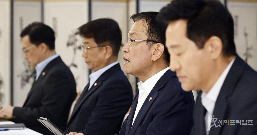 ▲ 최상목 경제부총리(가운데)가 정부서울청사에서 부동산관계 장관회의를 하고 있다. 회의에는 박상우 국토교통부 장관, 김병환 금융위원장, 오세훈 서울시장을 비롯한 유관기관 관계자들이 참석했다. ⓒ 연합뉴스