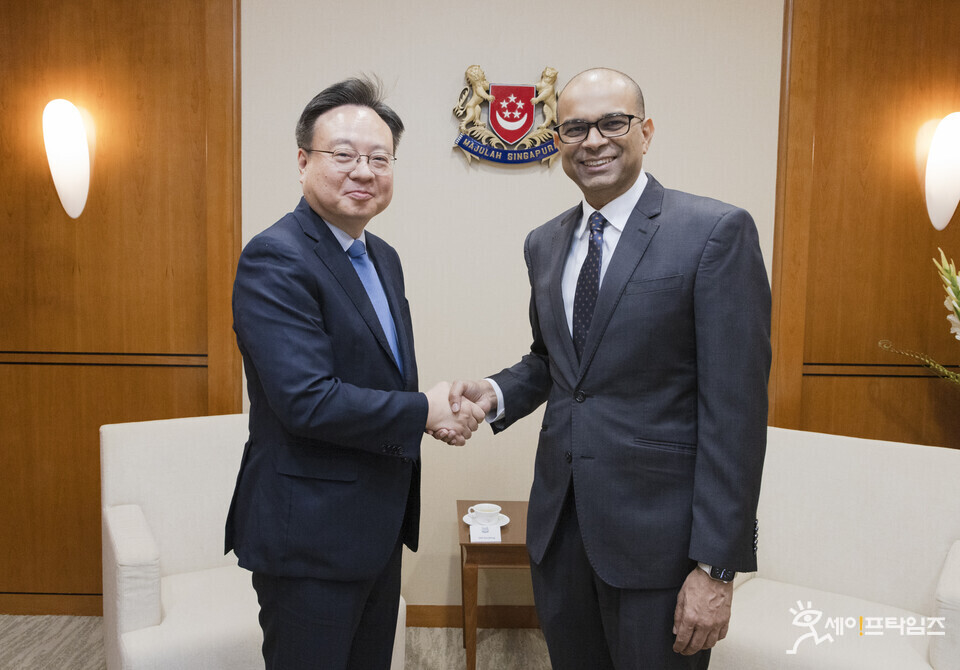 ▲ 조규홍 보건복지부 장관(왼쪽)이 자닐 푸트체아리(Janil Puthucheary) 싱가포르 보건부 선임국무장관과 면담하고 있다. ⓒ 복지부