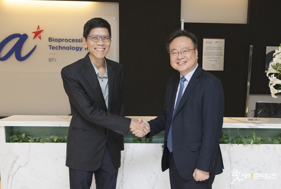 ▲ 조규홍 보건복지부 장관(오른쪽)이 탄 쵸 츄안(Tan Chorh Chuan) 과학기술청(A*STAR) 이사장과 면담하고 있다. ⓒ 복지부