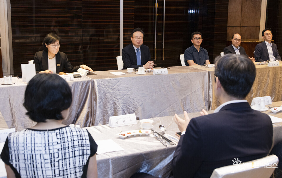 ▲ 조규홍 보건복지부 장관(뒷줄 왼쪽 두번째)이 싱가포르 한인과학자·기업인들과 간담회를 하고 있다. ⓒ 복지부