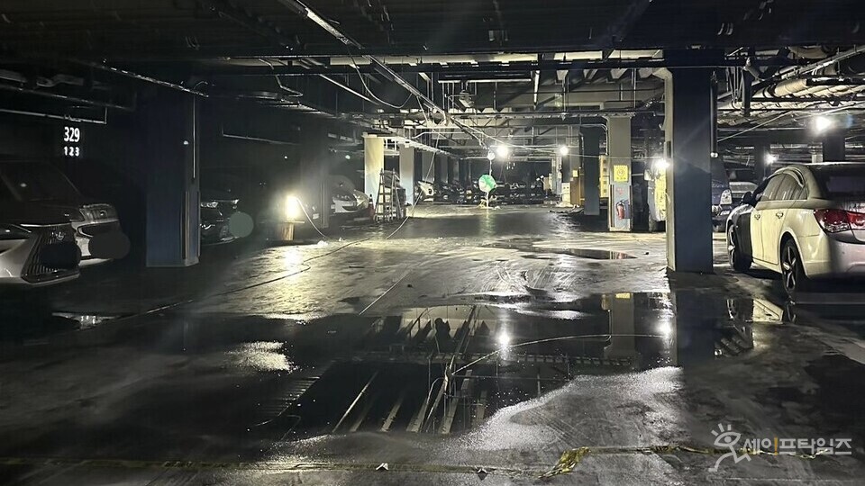 ▲ 전기차 폭발 화재로 인천 청라 제일풍경채 2차 아파트 지하주차장이 폐허가 됐다. ⓒ 온라인 커뮤니티