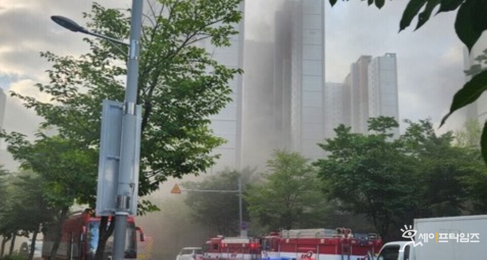 ▲ 지난 1일 인천 서구 청라동 아파트 지하 주차장의 전기차에서 화재가 발생해 140여대 차량이 피해를 입었다. ⓒ 인천소방본부