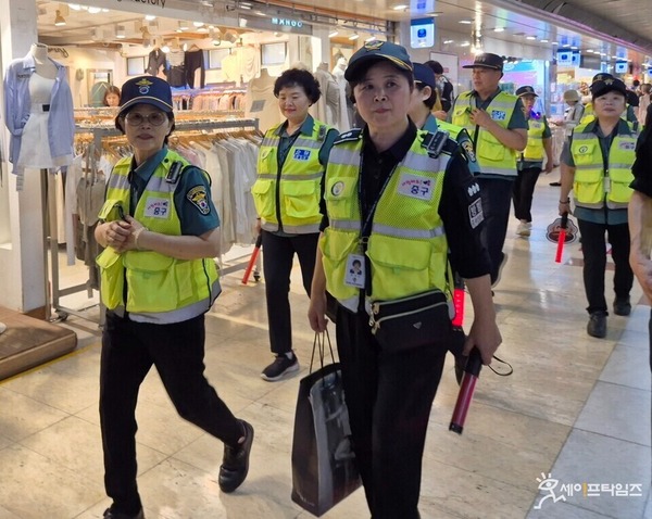 ▲ 대전 중부 방범대원들이 지하 상가를 순찰하고 있다. ⓒ 오선이 기자