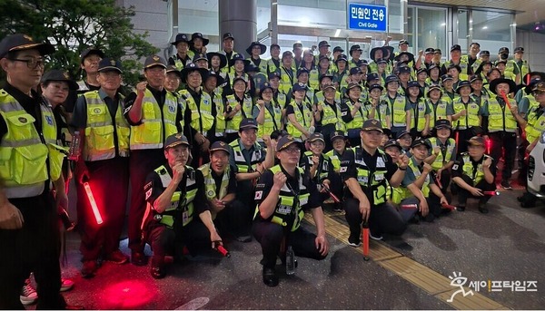  ▲ 대전 중부 방범대가 '0시 축제' 치안을 맡아 활약하고 있다. ​​​​​​ ⓒ 오선이 기자