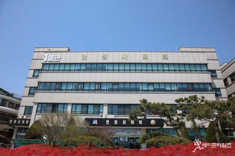 ▲ 경기도 안성시의회가 횡령 혐의로 의원직을 상실한 정토근 전 부의장에게 소송비를 지원키로 결정해 논란이 일고 있다. ⓒ 안성시의회