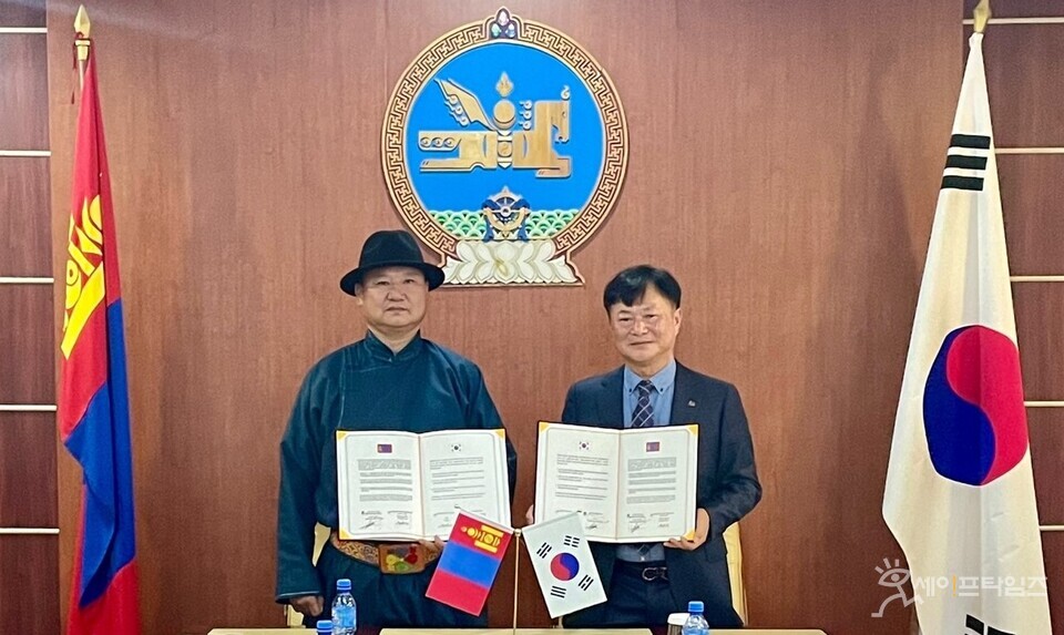 ▲ 박근호 안산시 정책보좌관(왼쪽)과 이슈도르지 도르즈렌 우브르항가이 주지사가 교류의향서를 교환하고 있다.  ⓒ 안산시