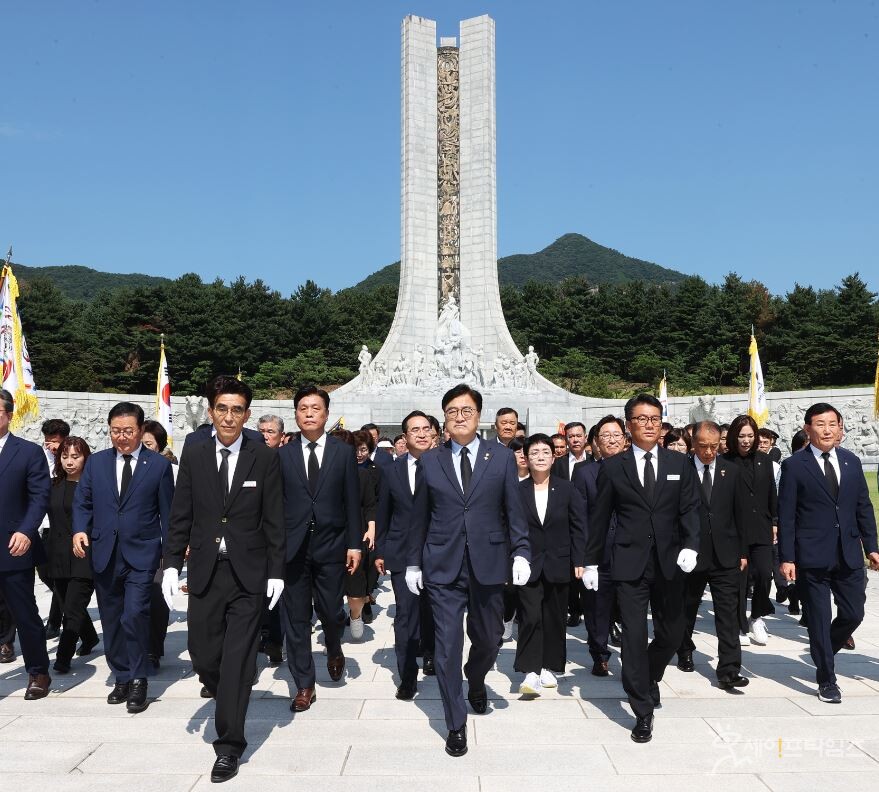 ▲ 우원식 국회의장이 14일 현충원 현충탑 참배를 진행했다. ⓒ 국회