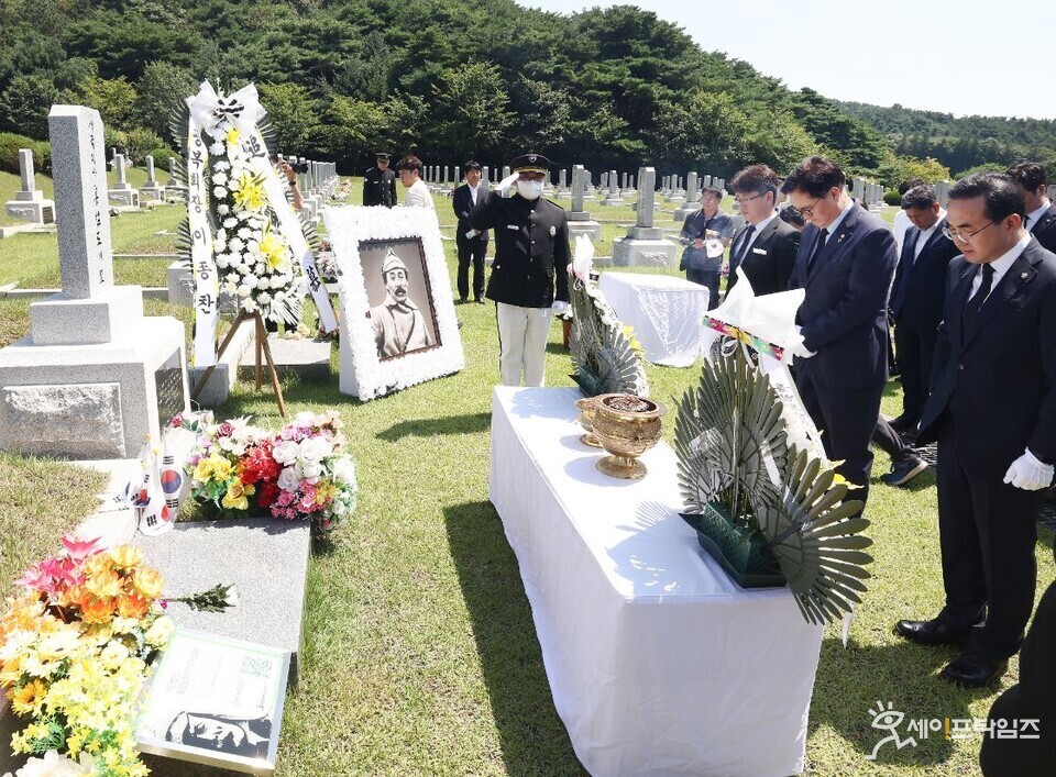 ▲ 우원식 국회의장이 대한독립군 총사령관 홍범도 장군 묘역 참배를 하고 있다. ⓒ 국회