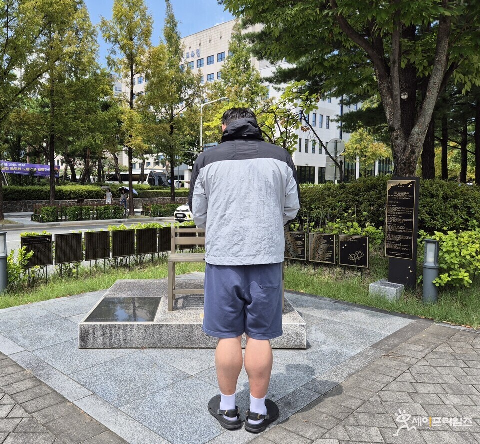  ▲ 공무원 시험 준비를 하고 있는 이모씨가 소녀상 앞에서 묵념을 하고 있다. ⓒ 오선이 기자