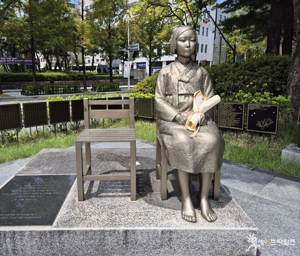  ▲ 평화의 소녀상앞에 시민이 꽃다발을 놓았다. ⓒ 오선이 기자