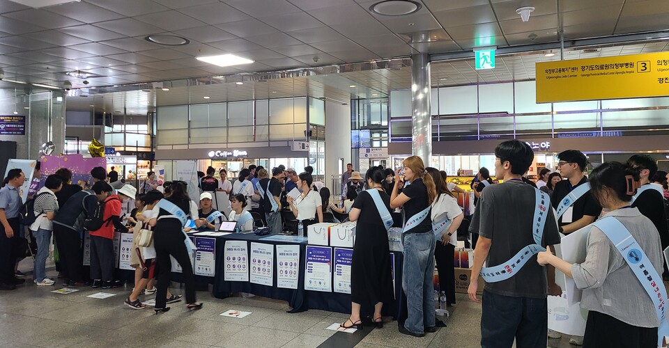 ▲ 14일 신한대 재학생과 교직원이 의정부역에서 여름철 에너지 절약 실천 캠페인을 하고 있다. ⓒ 신한대