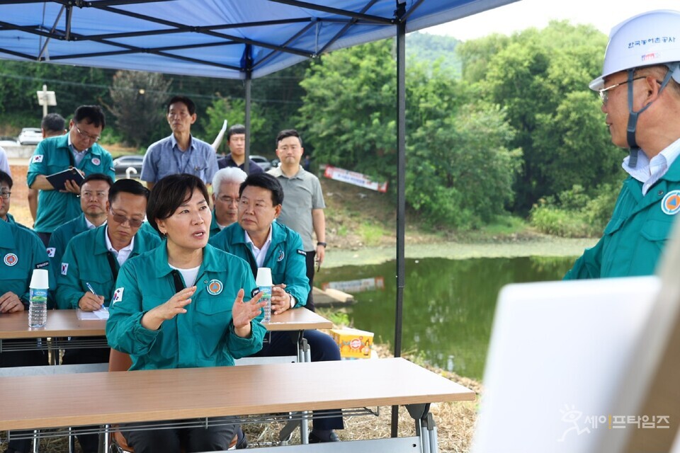 ▲ 송미령 농림축산식품부 장관(앞줄)이 충남 당진 저수지를 방문해 태풍에 대비한 재해예방 상황을 점검하고 있다. ⓒ 농식품부