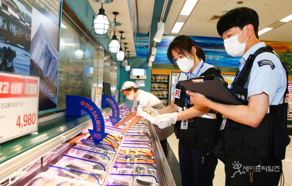 ▲ 해양수산부 관계자들이 수산물 안전점검을 하고 있다. ⓒ 해수부