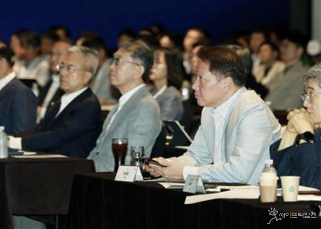 ▲ 최태원 SK그룹 회장(왼쪽 세번째)이 서울 광장동 워커힐호텔에서 개막한 이천포럼 2024에서 유영상 SKT 사장의 연설을 듣고 있다. ⓒ SK그룹