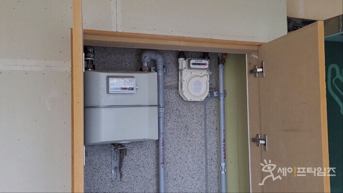 ▲ 서울 성북경찰서는 계량기를 숨기고 작동하지 않는 가짜로 바꿔 설치해 검침을 방해하고 사용량을 거짓 통보하는 방법으로 가스 요금을 내지 않은 요양원 대표를 검찰에 넘겼다. ⓒ 연합뉴스