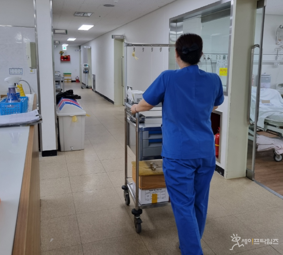 ▲ 간호사가 환자를 돌보며 업무를 하고 있다. ⓒ 김미영 기자