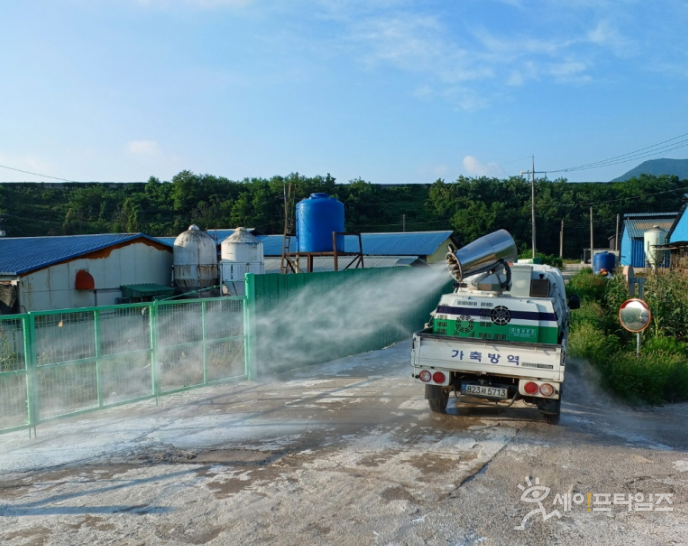 ▲ 경북 포항시 관계자 차량으로 돼지 사육 농장 입구를 소독하고 있다. ⓒ 포항시