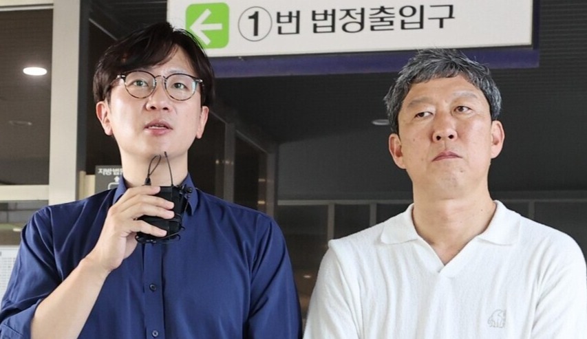 ▲ 김영환 민족문제연구소 대외협력실장(오른쪽)과 강제동원 피해자 대리인인 임재성 변호사가 지난달 26일 서울중앙지법에서 열린 선고공판을 마친 뒤 취재진의 질문에 답하고 있다. ⓒ 연합뉴스