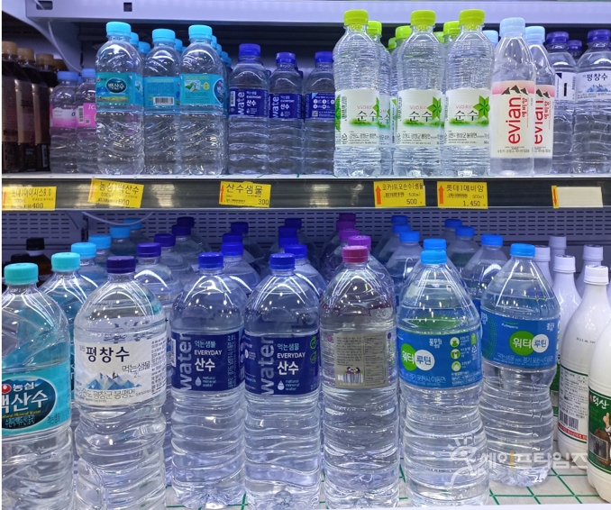 ▲ 여러 브랜드의 먹는샘물이 진열대에 놓여져 있다. ⓒ 김미영 기자