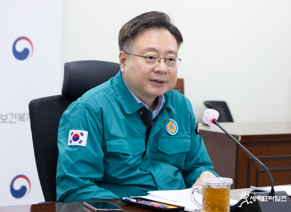 ▲ 조규홍 보건복지부 장관이 의사 집단행동 중앙사고수습본부 회의에서 비상진료체계 운영 현황 등을 점검하고 있다. ⓒ 복지부