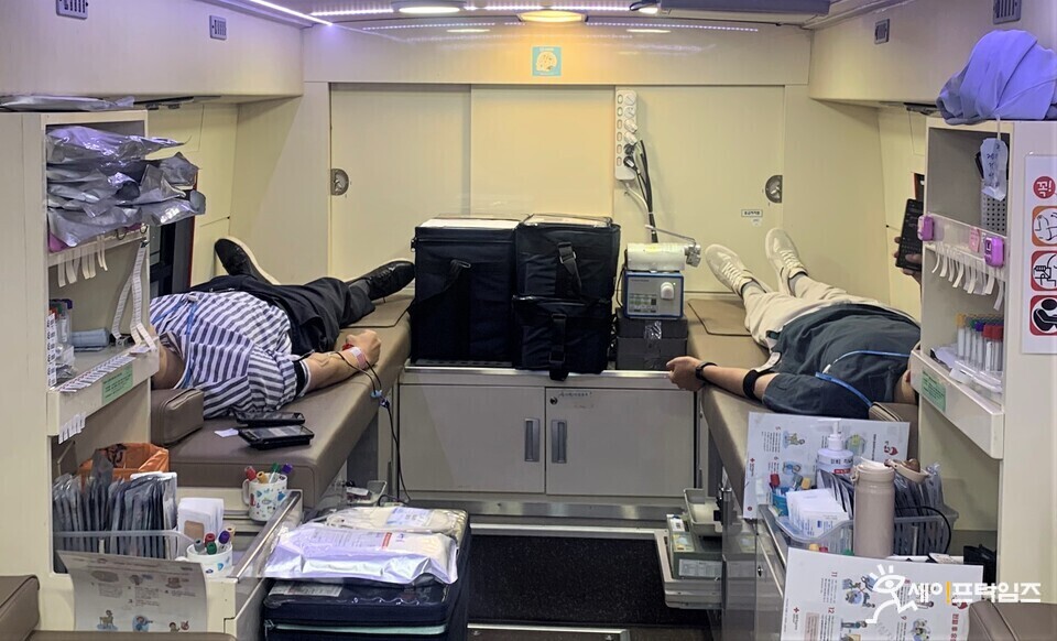 ▲ 한국지역정보개발원 임직원이 27일 헌혈을 하고 있다. ⓒ 지역정보개발원