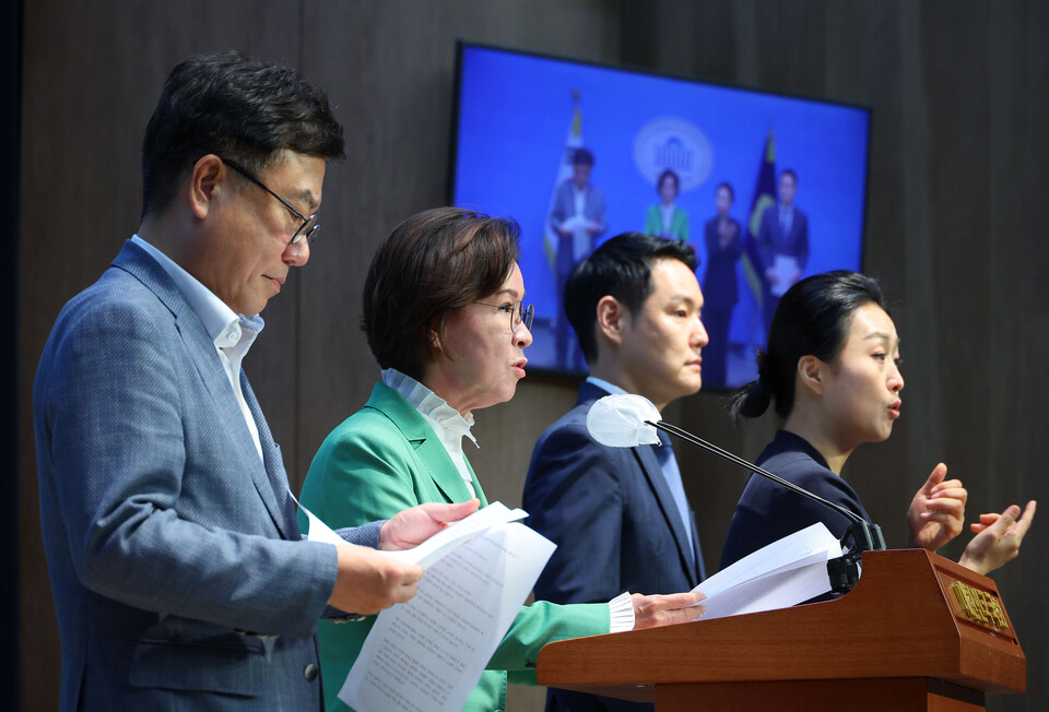 ▲ 국회 여성가족위원회 이인선 위원장과 여야 간사인 서범수, 김한규 의원이 27일 오후 서울 여의도 국회 소통관에서 불법합성물인 딥페이크 유포 범죄 관련 기자회견을 하고 있다. ⓒ 연합뉴스