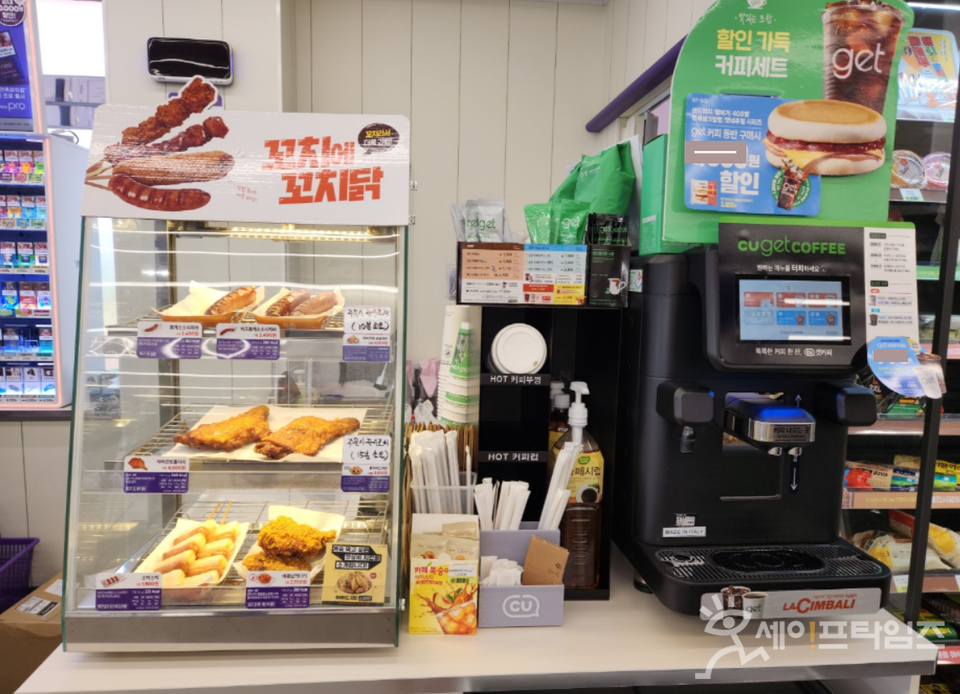 ▲ 한 편의점에서 커피와 치킨이 판매되고 있다. ⓒ 김미영 기자