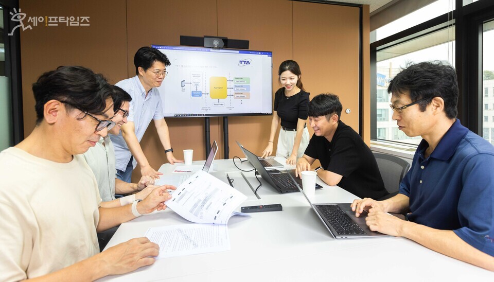 ▲ 통신3사(SK텔레콤, KT, LG 유플러스) 관계자들이 네트워크 오픈 API 표준화를 위해 회의하고 있다. ⓒ SK텔레콤