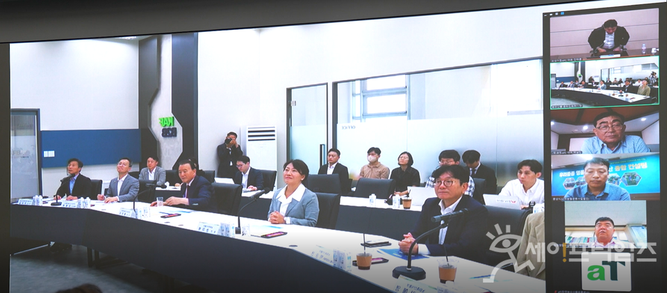 ▲송미령 농림축산식품부 장관(오른쪽 두번째)이 온라인도매시장 거래 활성화를 위해 우수 농산물산지유통센터(APC) 관계자들과 온라인 간담회를 하고 있다. ⓒ 농식품부