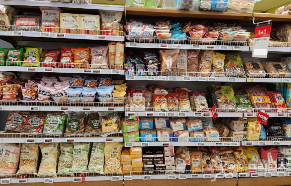 ▲ 한 대형마트에 다양한 가공식품들이 진열돼 있다. ⓒ 김미영 기자