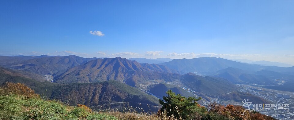 ▲ 8월 말 정상에서 내려다 본 전경이다.  ⓒ 손예림 기자